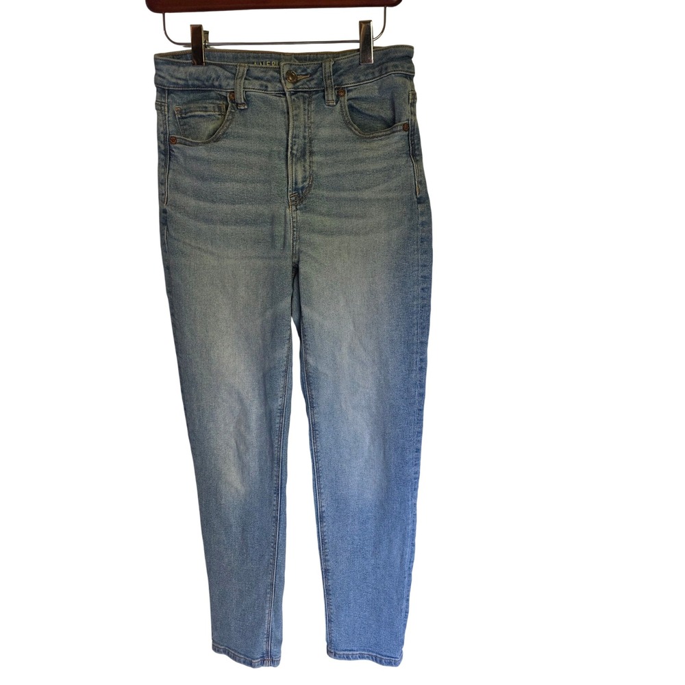 American Eagle Womens Mom Jean Light Wash High Waisted Denim Size 4 Regular